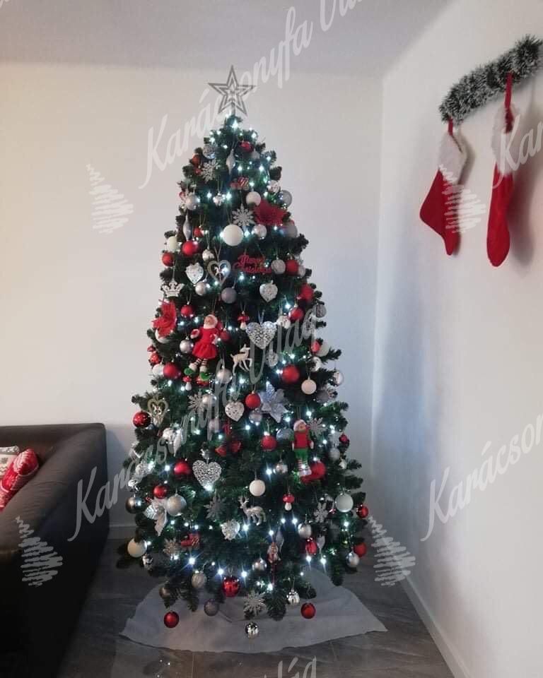 díszített karácsonyfa