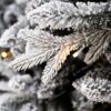 Biela vetvička 3D vianočného stromčeka s LED osvetlením.