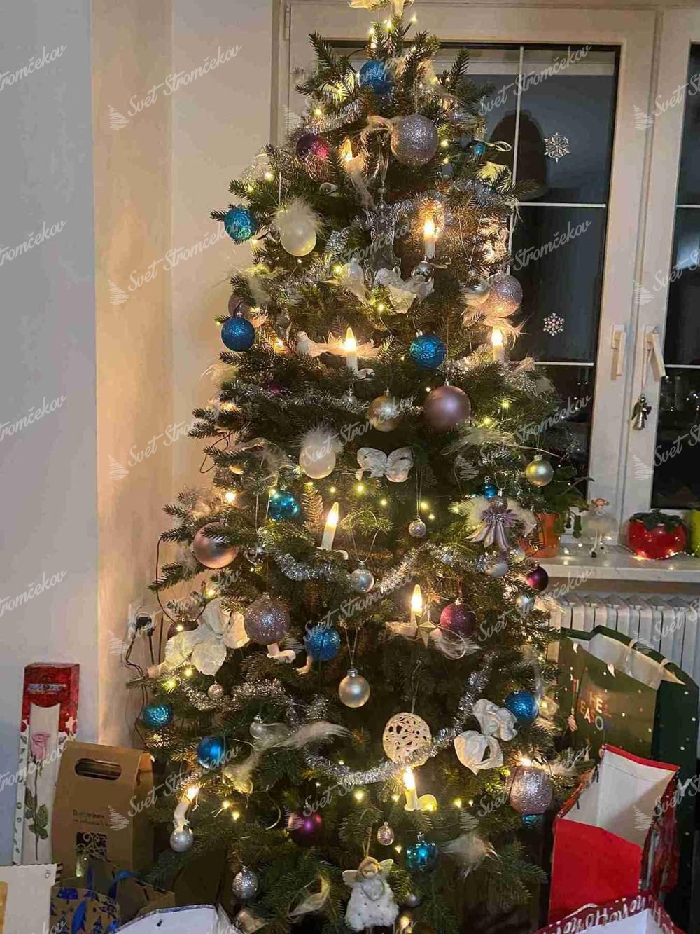 Umelý vianočný stromček 3D Smrek Úzky 180cm, stromček je husto ozdobený ozdobami v rôznych farbách