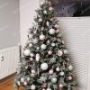 feldíszített karácsonyfa 3D Jeges Lucfenyő 210 cm fehér és ezüst színű gömbökkel