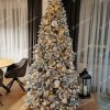 Modern díszítésű havas karácsonyfa Északi Lucfenyő 240 cm