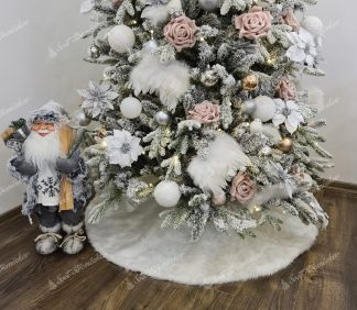 Fehér szőnyeg karácsonyfa alá 122cm 210cm karácsonyfa alatt. A szőnyeg fehér, hosszabb szálú és bolyhos.