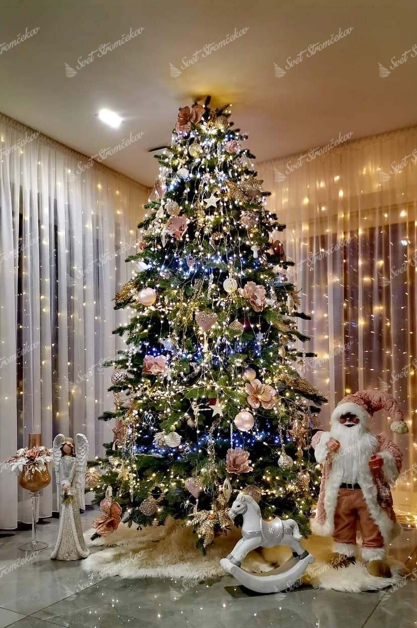 Umelý vianočný stromček 3D Smrek Exkluzívny 270cm LED800, vysoký vianočný stromček so zeleným ihličím ozdobený ružovými ozdobami