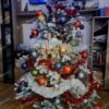 Umelý vianočný stromček 3D Smrek Kráľovský 150cm, stromček je husto ozdobený farebnými ozdobami.