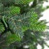 Detail vetvičky vianočného stromčeka 3D Smrek Taliansky, má zelené ihličie. Koniec vetvičky má svetlozelenú farbu.