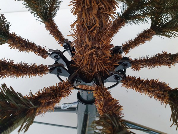 Egy műkarácsonyfa Snap Tree esernyős kinyitási rendszere